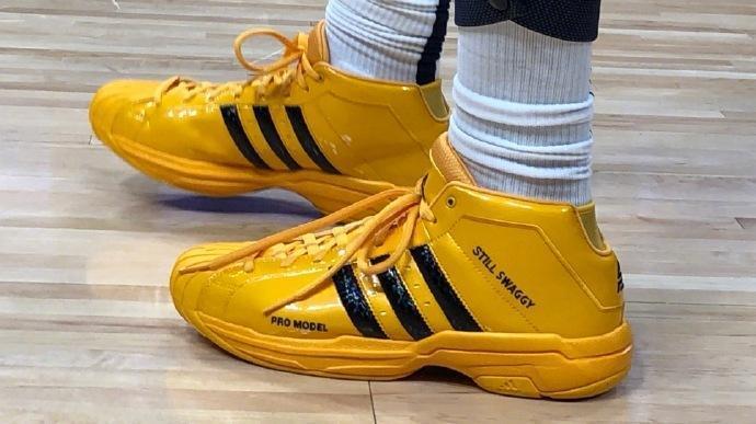 望无大碍！纪卓投射三分下落踩到陶汉林崴脚 后者被吹违体犯规（愿无大碍！纪卓三分出手落地踩到陶汉林致脚踝崴伤，陶汉林被吹违体犯规）