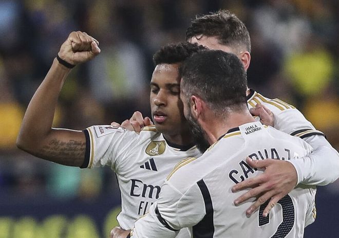 2025赛季，成都蓉城以红焰为刃、热血为甲，在三...（2025赛季，成都蓉城执红焰为刃、以热血为甲，向巅峰进击）