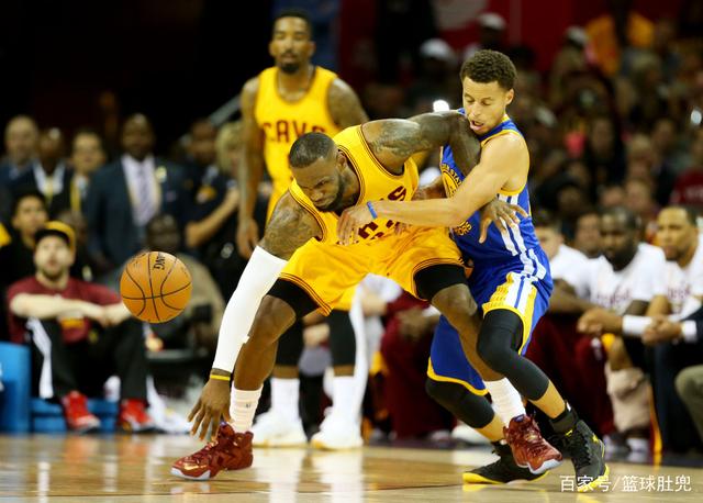 回馈家乡父老，河南队杨意林为后林村80岁以上老人发放礼品（河南队杨意林回馈桑梓，向后林村80岁以上老人发放礼品）