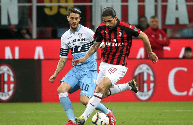 传闻：曼联和米兰球探现场考察18岁雷恩高中锋梅特（据称曼联与米兰派球探现场考察雷恩18岁中锋梅特）