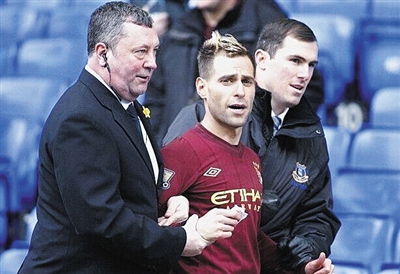 梅西获美职联MVP并率队首夺总冠军，雨中致歉开幕式取消（梅西荣膺美职联MVP率队首夺总冠军，雨中开幕式取消他现场致歉）