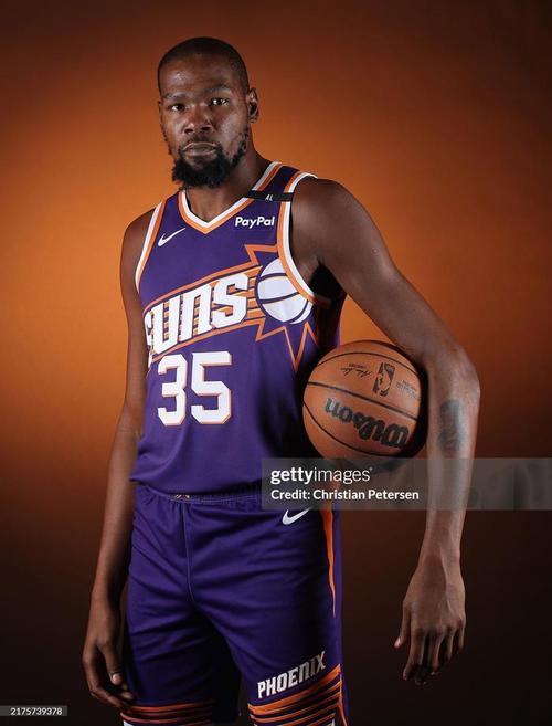 意甲登顶！让2追3 米兰3-2客胜都灵反超两强 普利西奇替补双响（逆转登顶意甲！米兰客场3-2击退都灵反超双雄 普利西奇替补梅开二度）