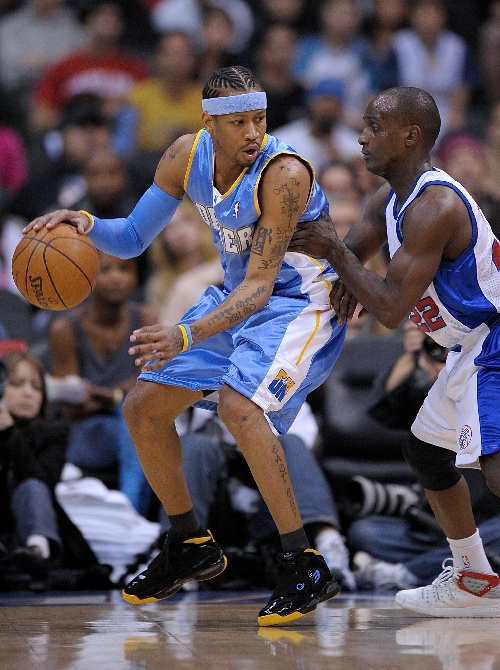 欧文连续助攻全队配合默契（欧文连送妙传，球队默契十足）