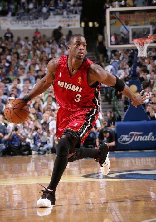 小贾巴里的篮球天赋与影响力（小贾巴里的球场才华与影响力）